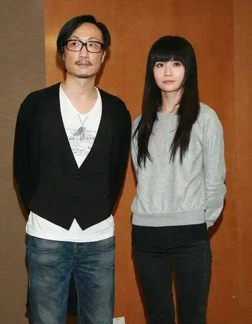 2006年,蔡卓妍和郑中基秘密结婚,成了郑东汉的儿媳妇,只不过这段婚姻