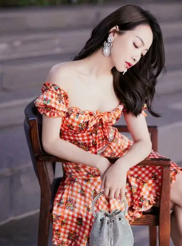 宋茜穿橙色露肩短裙拍写真直角肩大长腿惹人羡