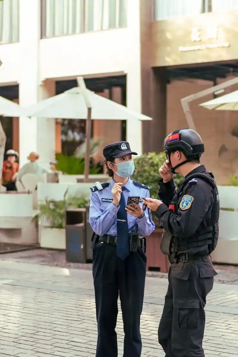 西湖警花和特警.英姿飒爽系列来了 #西湖特警#西湖警花#警花 - 抖音