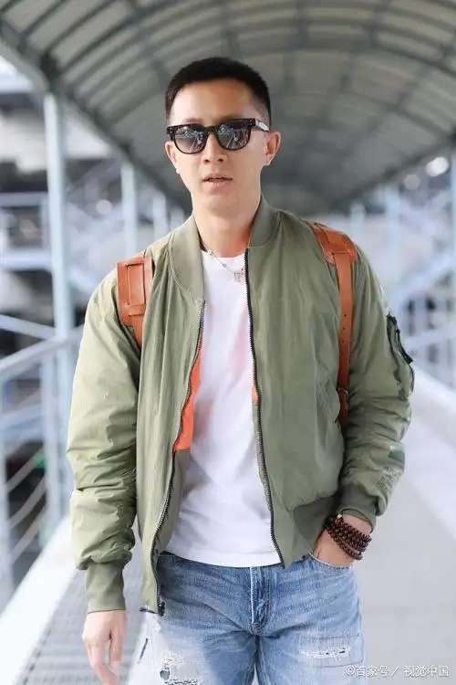 上海:韩庚现身机场,帅哥顶寸头架黑超简约造型男人味十足!
