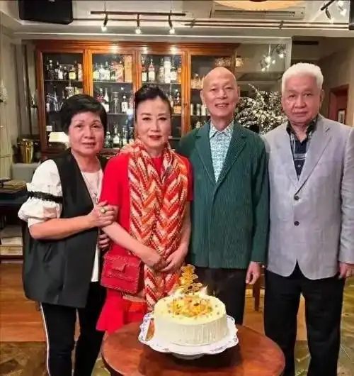 亮眼出场!汪明荃以时尚铆钉鞋为老公庆生添彩