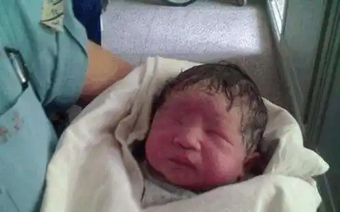 宝宝出生后太丑是种什么感受爸爸的一条朋友圈引无数网友安慰