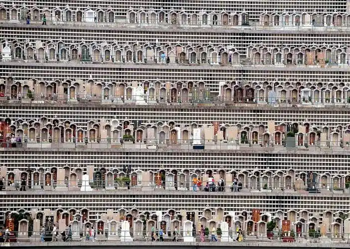 主题:香港的土地紧张,墓地的密度超高啊