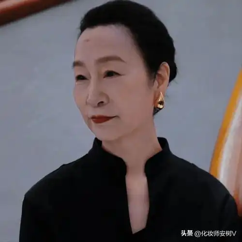 67岁奚美娟才是优雅老去,网友:扮美不如69岁赵雅芝,但气质远超_造型