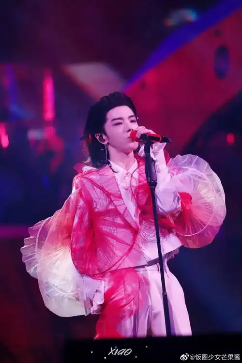 华晨宇火星演唱会锦鲤西装look我们花花太会穿了!