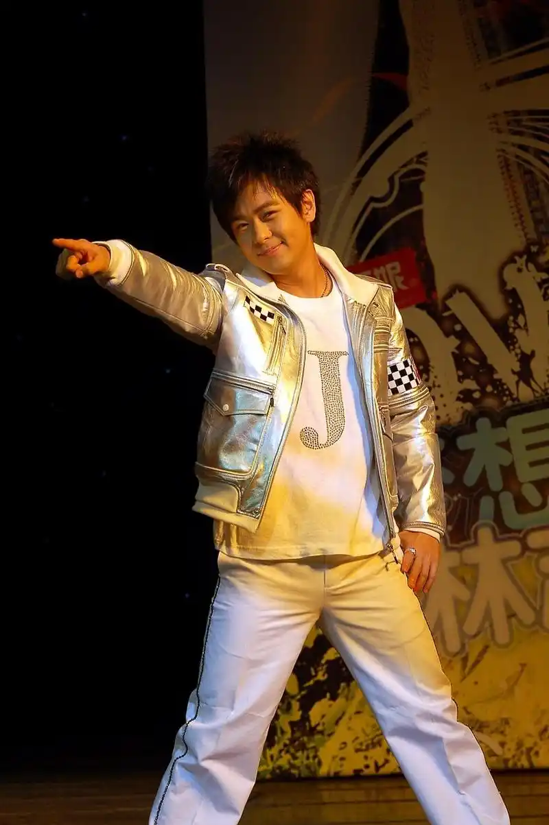 林志颖自曝去年车祸细节:眼睛近乎失明,如今仍在恢复  台湾著名男明星