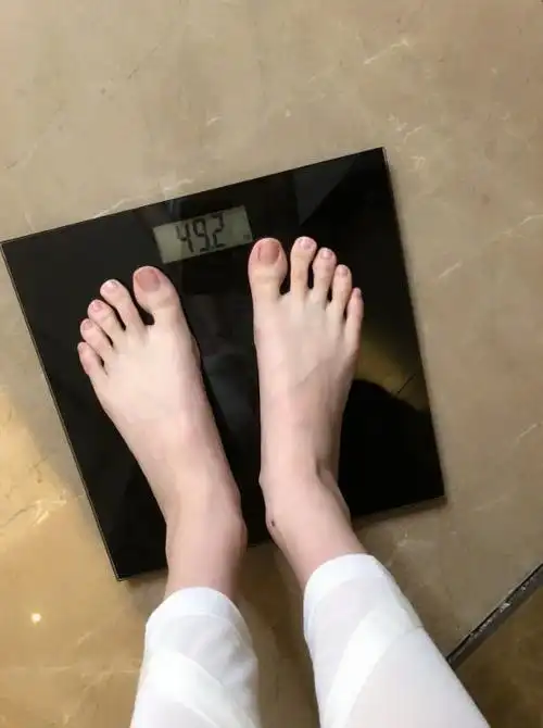 前不久超模奚梦瑶晒出一张照片,照片中是自己称的体重,大家当时看了
