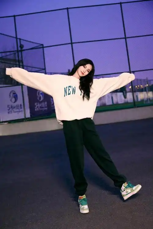 微微一笑很倾城,"贝微微"杨颖的夏日青春感穿搭,泰裤辣