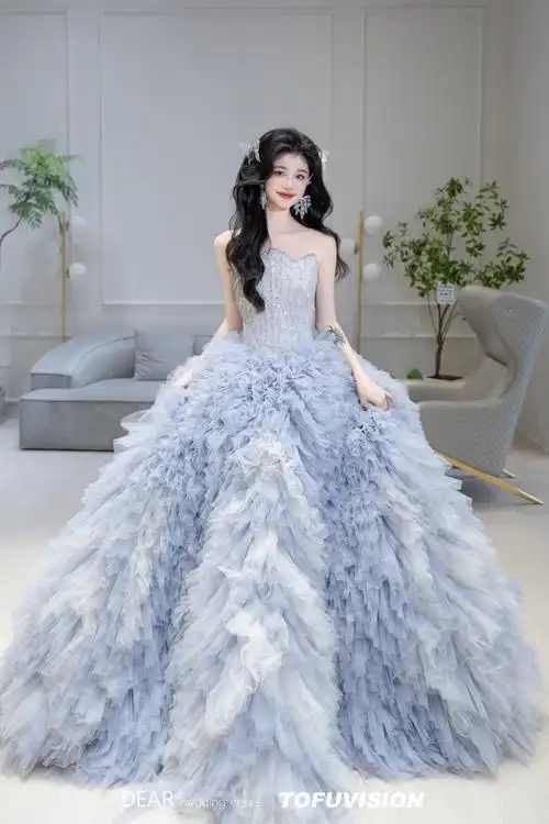 上身白十度的迪士尼公主礼服 丰富层次感散发迷人仙气