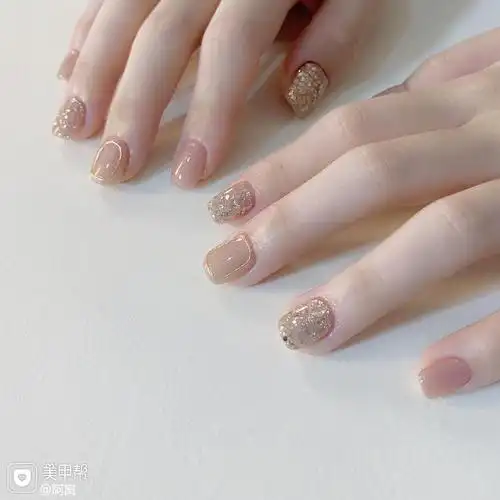 素雅淡色美甲图片