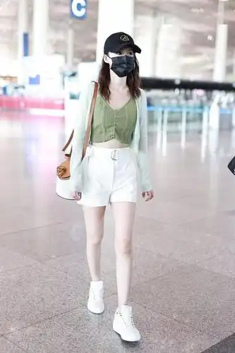 李沁热裤秀白腿,太美了,青春气息扑面而来_举报