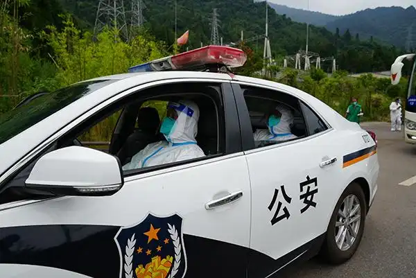 直击疫情防控现场民警特殊的伙伴警车