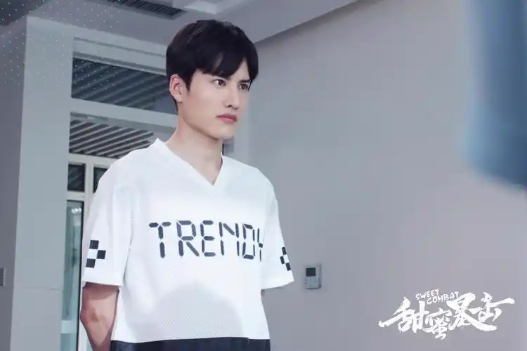 《甜蜜暴击》热播 鹿晗赵越两校男神热血开拳