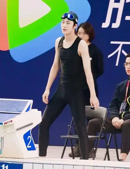 中韩男星游泳有亮点王一博让人心跳不止南柱赫令人脸红不已