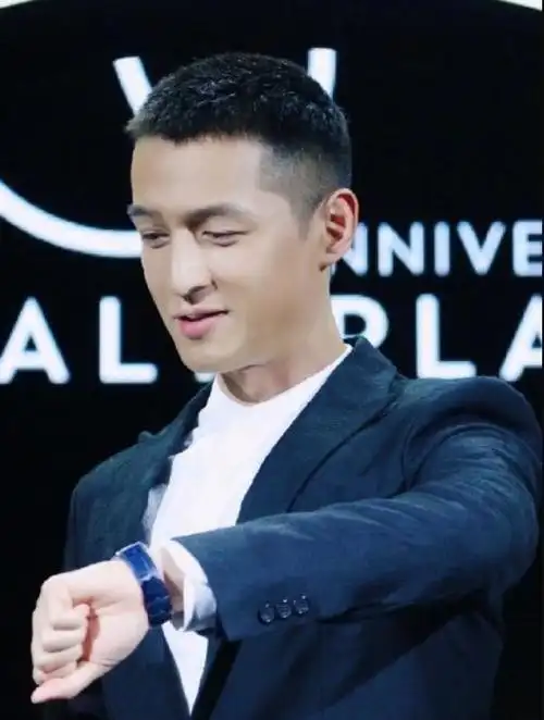 胡歌才是"寸头男神",驼色外套搭配寸头发型,38岁帅气不减