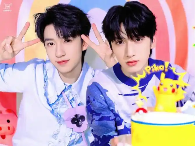 贺峻霖发文为严浩翔庆生,两个18的成年人未来一起大步往前走吧!