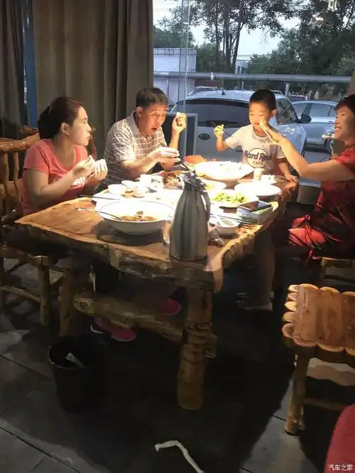 吃的不错,吃饱喝足,来几张自拍