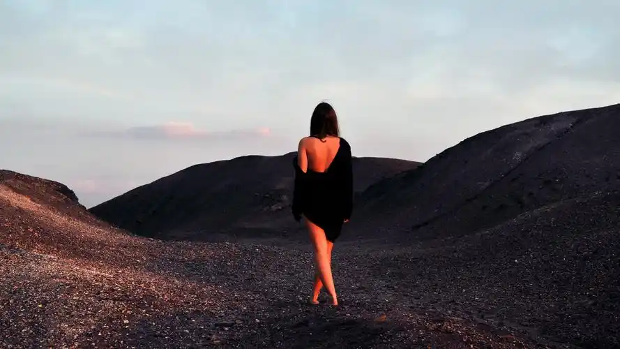 一个人走路的背影图片