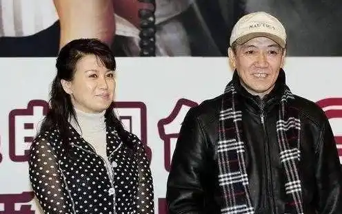 05巍子后来又结婚了,但妻子的身份非常隐秘,从来没有让媒体拍到过合照