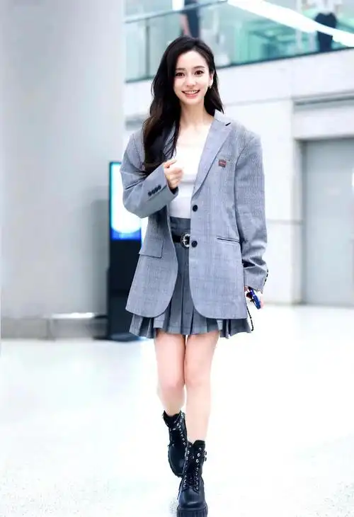 杨颖现身机场格纹西装搭配百褶短裙精致时尚又减龄