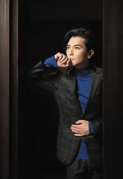 邱泽 低头沉默 抬头微笑