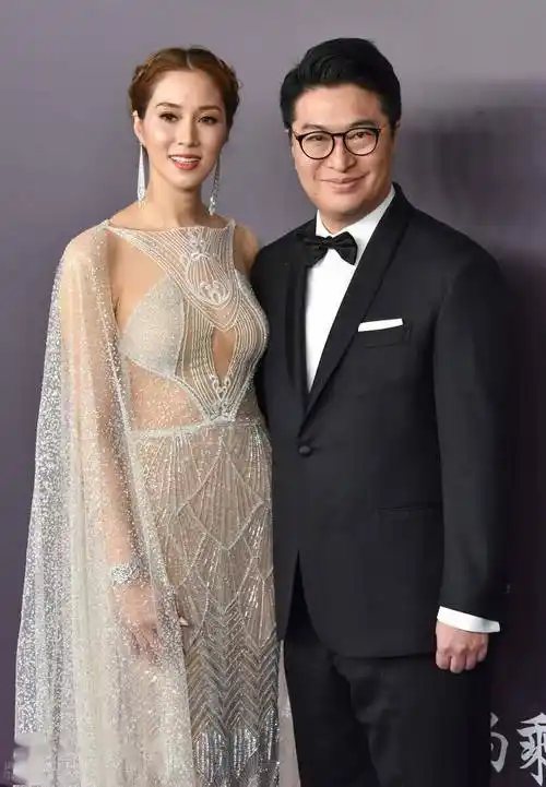 徐子淇与老公满面笑容状态好一同亮相恩爱十足