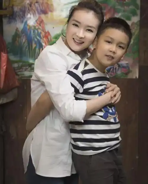 王艳晒儿子庆母亲节球球从胖墩逆袭成帅哥16岁身高近一米八