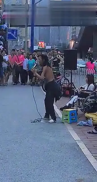 残疾流浪歌手街头卖唱《把我的悲伤留给自己》震撼了!