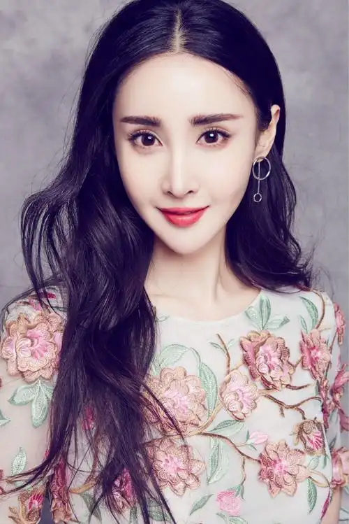 王若心变身花仙子 尽显柔美自然气质[7p]