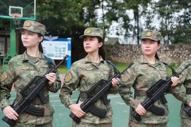 空军飞行员换发21式飞行服 穿上新军装的女兵颜值高到爆表_军事频道