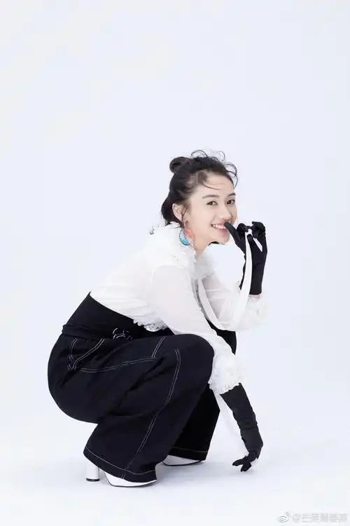 近日,演员@陆琦蔚 曝光一组时尚大片