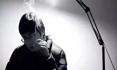 觉得非常的可惜,因为李志确实是一个很有才华的人,但是吸毒,不当言论