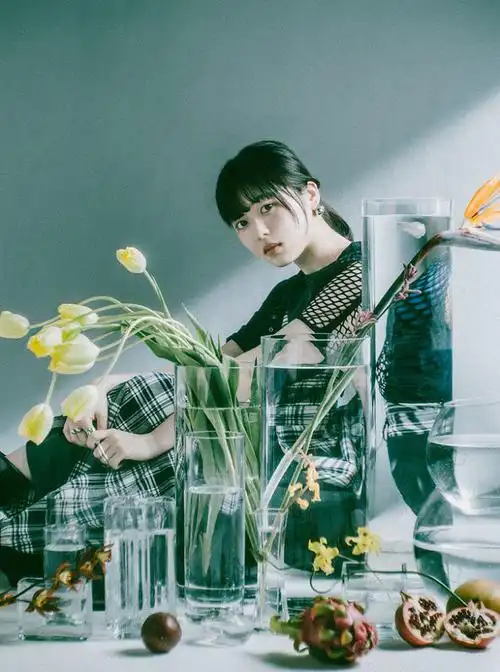 八木海莉的歌声能让人的脑海中浮现动画场景中的绚丽舞台.