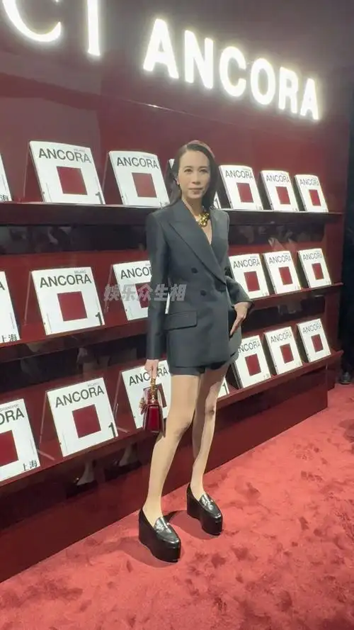 莫文蔚 黑西短裤造型大秀美腿这53岁状态如何