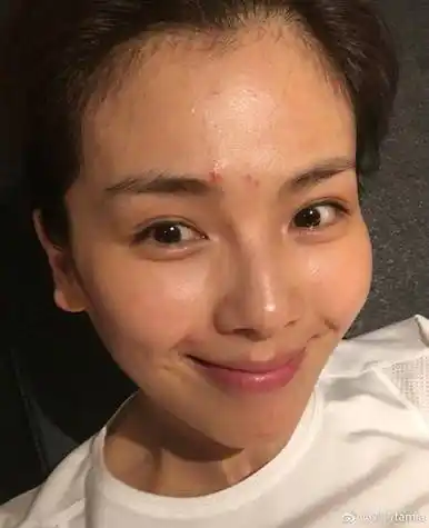 八荒第一美女的刘亦菲,素颜完全不是问题,不过脸上还有有一些小痘痘