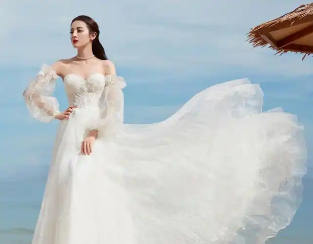 迪丽热巴32岁生日排场大,发新歌收祝福,却被催婚"嘲讽"!