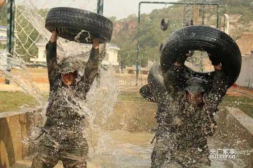 实拍解放军精锐守岛部队残酷训练:磨励精武之志[组图]