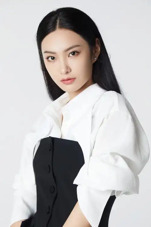 王可如黑白写真灵动俏皮,黑长直温柔可人__凤凰网