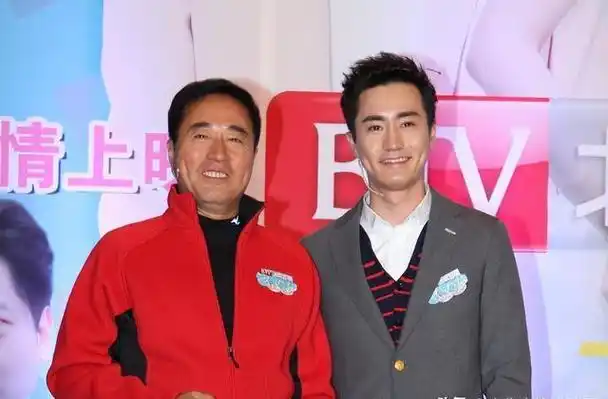 笑麻了原来他们是亲父子看似八竿子打不着但长相骗不了人