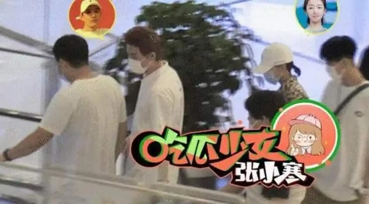 近日,有网友拍到周冬雨唐培彦两人在逛街的时候举止非常亲密,唐培