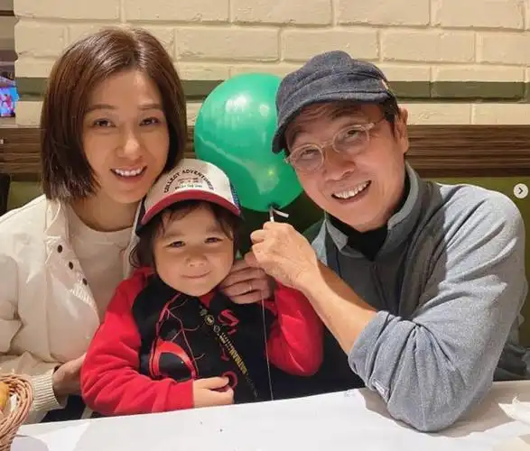 钟嘉欣回应与51岁丈夫拼三胎并非意外老公和子女都很开心