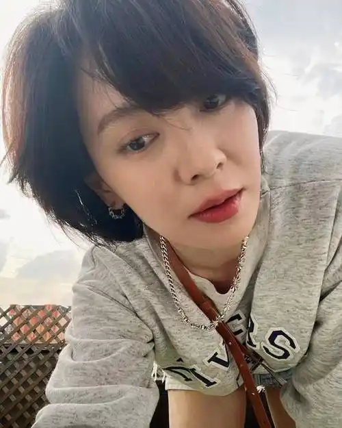 散发中性美的懵智韩国女艺人宋智孝晒短发自拍照