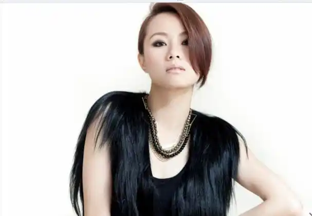 邓丽欣有着甜美的笑容,有点小性感但又不失可爱的造型.