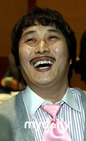 韩国喜剧演员金秉万江参加牙病防护宣传工作