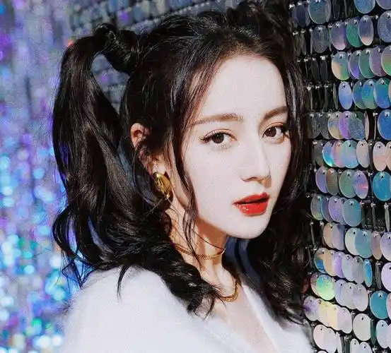 29岁迪丽热巴太会穿了!西装搭配挑染半丸子头造型,学院风满满!