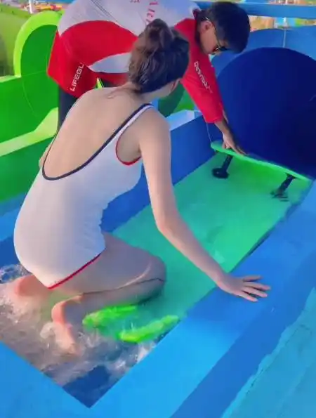 水上乐园泳装小姐姐,看到她穿的这身比基尼,身材真是太好了-度小视