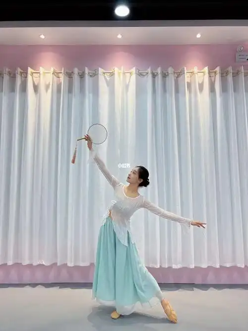 古典舞舞姿造型舞蹈老师的课间休息