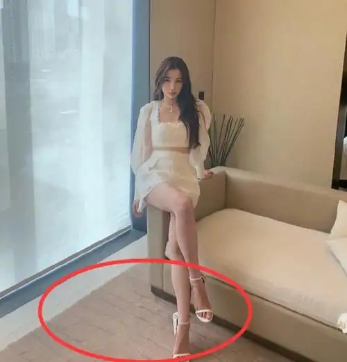 虞书欣成团后首秀腿,不料却被"地板线"抢镜,弯成s是认真的?