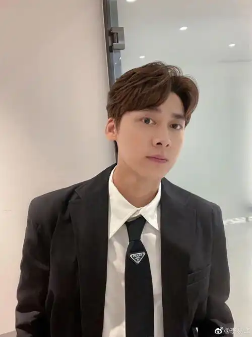 李易峰摸个鱼对镜自拍 属于有点子幽默在了哈哈哈哈哈哈哈哈