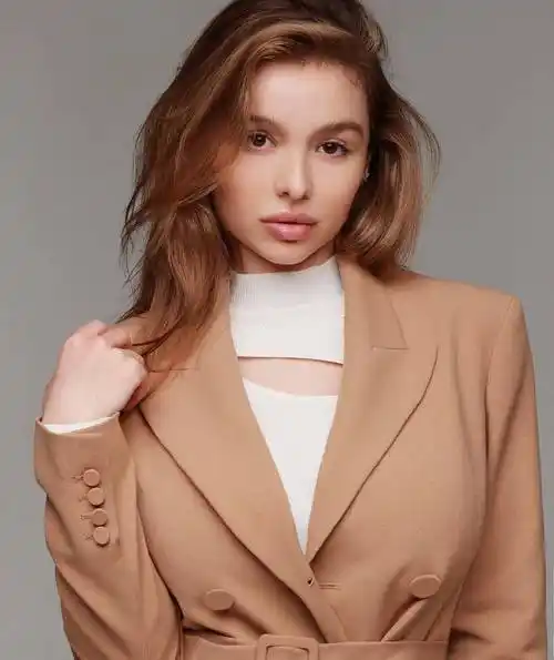 欧美超模苏菲穆德,凭借金色的剪裁和性感的身材很受欢迎_泳装_模特界